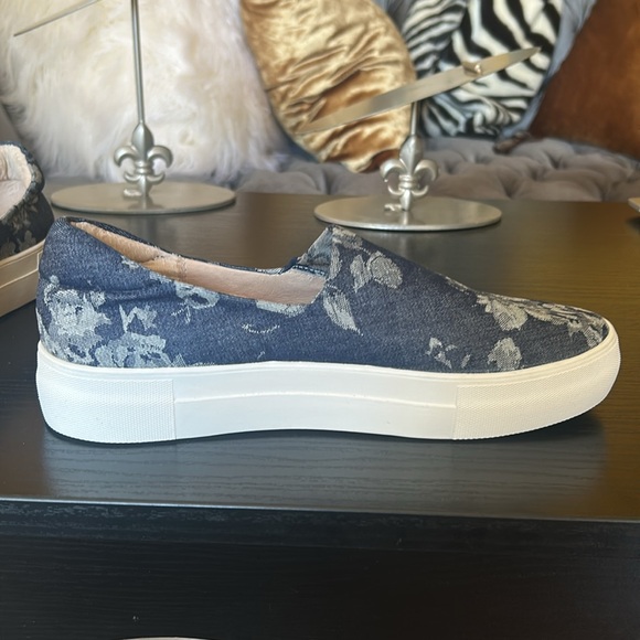 J Slides NYC Women's 8.5 Slip On Denim Casual floral print denim. - Picture 3 of 13